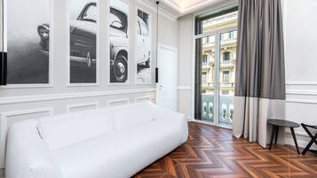 Exclusive-Suite, 1 King-Bett und Schlafsofa, Stadtblick | Minibar, Zimmersafe, Schreibtisch, laptopgeeigneter Arbeitsplatz