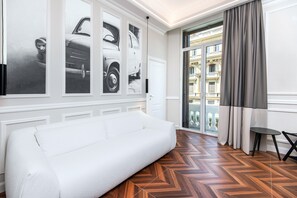 Exclusieve suite, 1 kingsize bed met slaapbank, uitzicht op stad | Een kluis op de kamer, een bureau, een laptopwerkplek