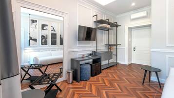 Exclusive-Suite, 1 King-Bett und Schlafsofa, Stadtblick | Minibar, Zimmersafe, Schreibtisch, laptopgeeigneter Arbeitsplatz