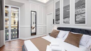 Exclusive-Suite, 1 King-Bett und Schlafsofa, Stadtblick | Minibar, Zimmersafe, Schreibtisch, laptopgeeigneter Arbeitsplatz