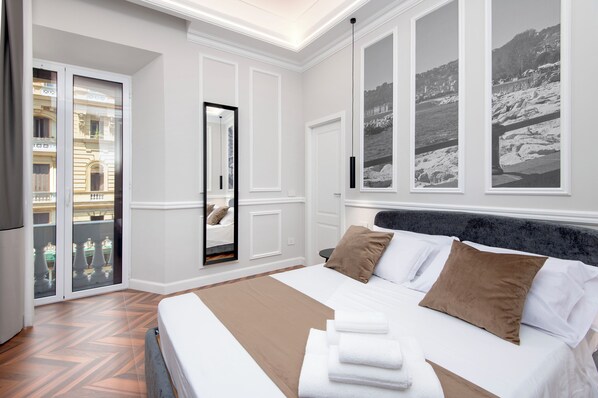 ميني بار وخزنة داخل الغرفة ومكتب ومساحة عمل للكمبيوتر المحمول