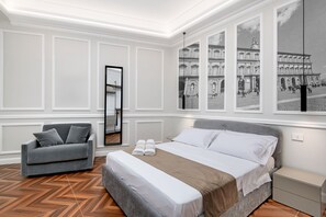 Exclusive Suite, Balcony | Minibar, in-room safe, desk, laptop workspace - Naples Plaza Duomo (Naples)