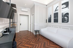 Exclusieve suite, 1 kingsize bed met slaapbank, uitzicht op stad | Een kluis op de kamer, een bureau, een laptopwerkplek