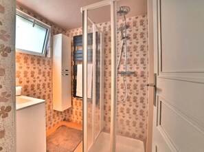 Un baño con ducha, inodoro y lavamanos.