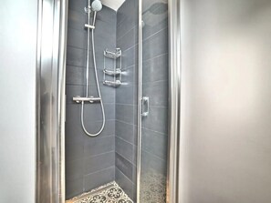 Douche, sèche-cheveux