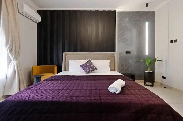 شقة عائلية - بشرفة - منظر للمدينة | مكتب ومساحة عمل للكمبيوتر المحمول وستائر تعتيم وتجهيزات عازلة للصوت