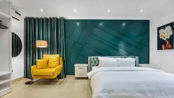 Familie appartement, balkon, uitzicht op de stad | Een bureau, een laptopwerkplek, verduisterende gordijnen