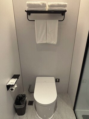 Dusche, Regendusche, kostenlose Toilettenartikel, Haartrockner