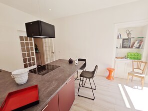 ثلاجة، فرن، موقد طهي مسطح، غسالة أطباق