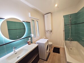 مجففات شعر، مناشف، ورق حمّام