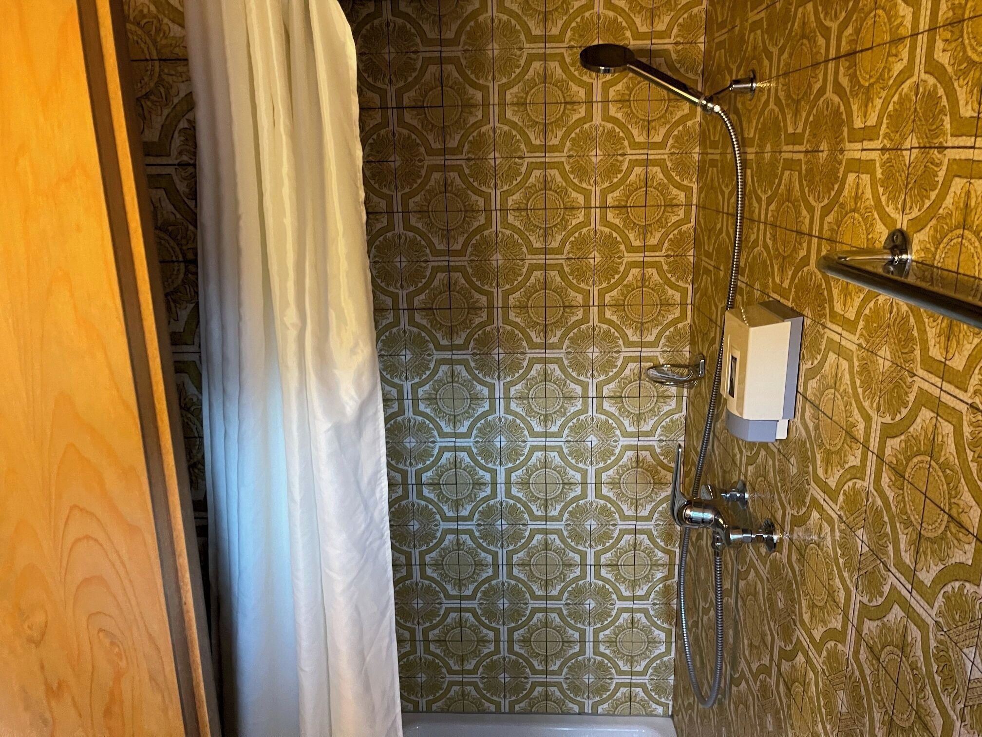 Basic Double or Twin Room, Mountain View | Bathroom