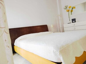 3 habitaciones, tabla de planchar con plancha, internet y ropa de cama 