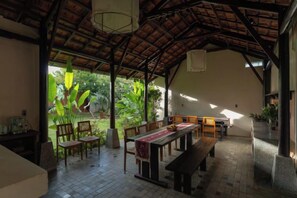 Outdoor dining - Moonlight Homestay & Garden (P. Thong Nhat)