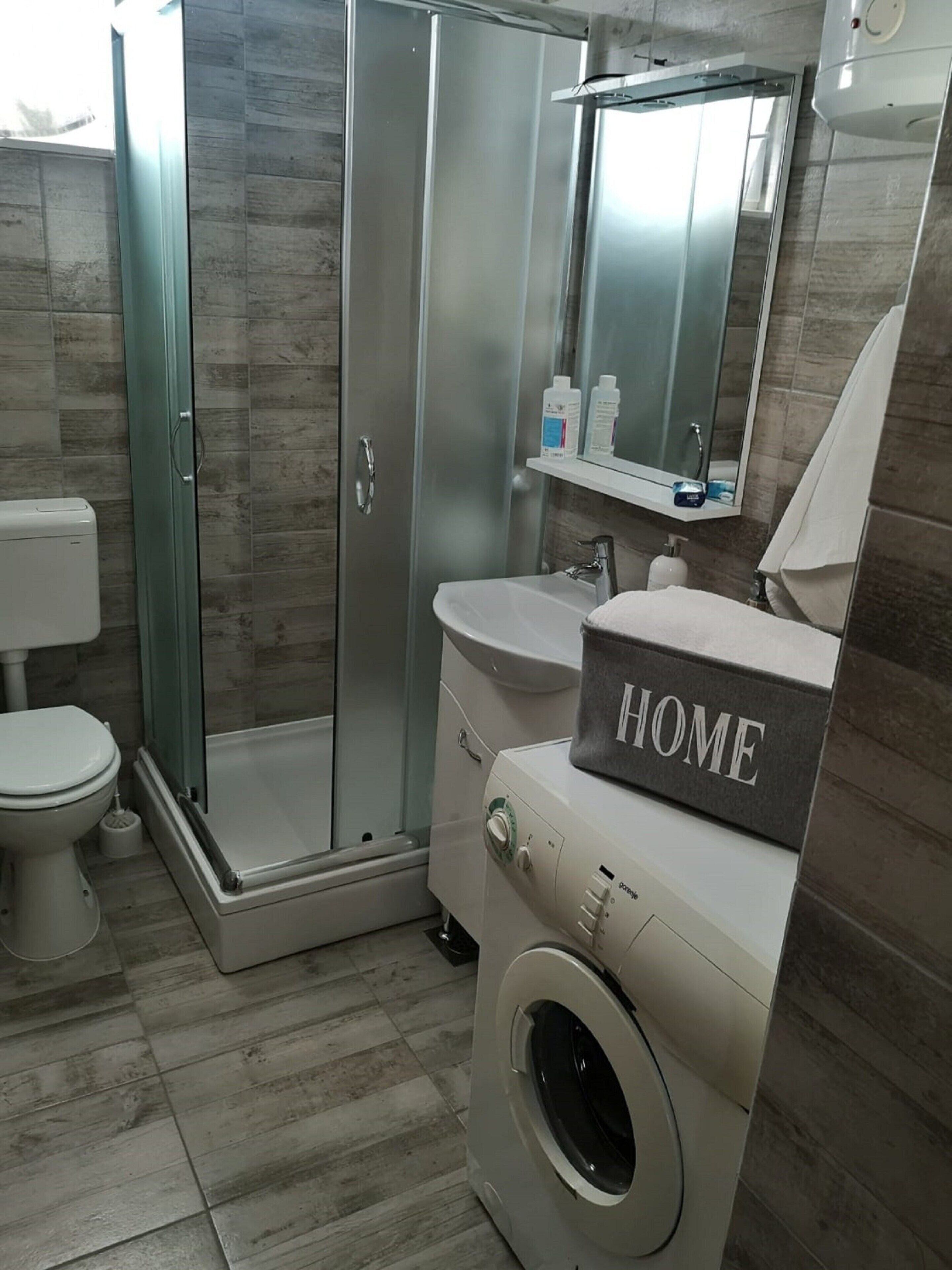 Apartment | Badezimmer | Badewanne, Haartrockner