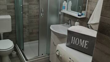 Apartment | Badezimmer | Badewanne, Haartrockner