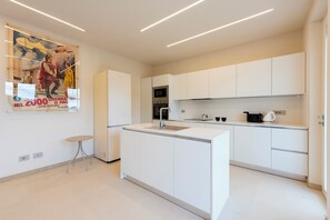 Familienapartment, Mehrere Schlafzimmer, Bergseite (Relais Le Torri in Verici Mustafa) | Eigene Küche