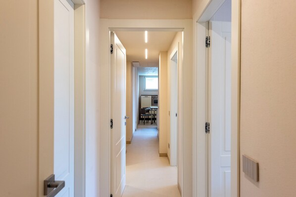 Familienapartment, Mehrere Schlafzimmer, 2 Bäder, Bergseite (Relais Le Torri in Verici Punta) | Wohnbereich