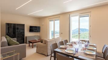 Apartamento família, vários quartos, ao lado da montanha (Relais Le Torri in Verici Dragut) | Área de estar | Smart TV 21 polegadas com canais a cabo