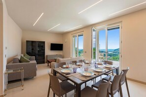 家庭公寓, 多間臥室, 山間 (Relais Le Torri in Verici Dragut) | 起居區 | 21-吋智慧型電視，提供有線頻道