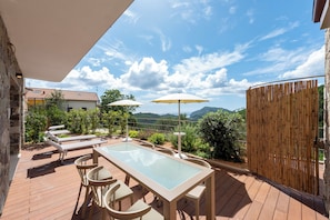 Apartamento familiar, 2 habitaciones, 2 baños, junto a la montaña (Relais Le Torri in Verici Punta) | Terraza o patio