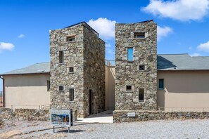 Un edificio de piedra con un letrero en la fachada.