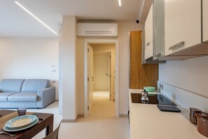 อพาร์ทเมนท์สำหรับครอบครัว, หลายห้องนอน, 2 ห้องน้ำ, ติดภูเขา (Relais Le Torri in Verici Baia) | บริเวณนั่งเล่น | สมาร์ททีวี 21 นิ้ว พร้อมช่องเคเบิล