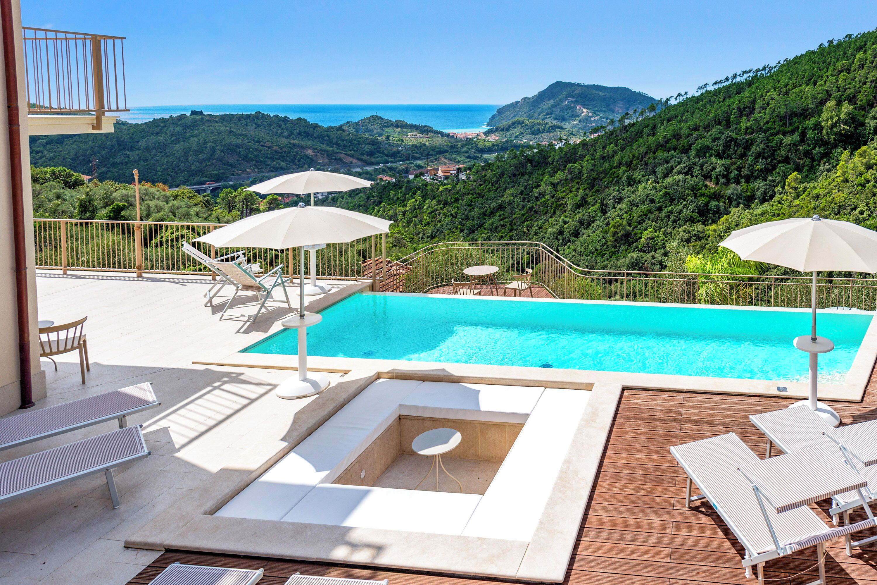 Kolam renang terbuka bermusim 