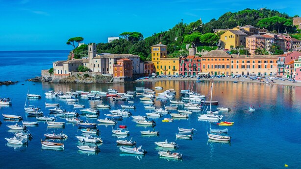 A coastal town with colorful buildings and numerous boats docked in the marina. - Relais Le Torri in Verici (Casarza Ligure)