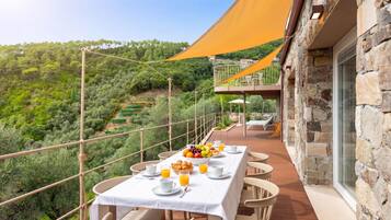 Apartamento família, vários quartos, 2 banheiros (Relais Le Torri in Verici Baia) | Opções para refeição ao ar livre