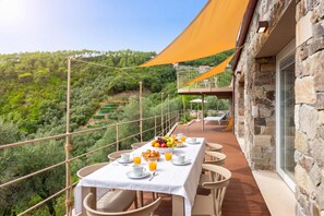Apartament familiar, diversos dormitoris, 2 banys (Relais Le Torri in Verici Baia) | Servei de restauració a l'aire lliure