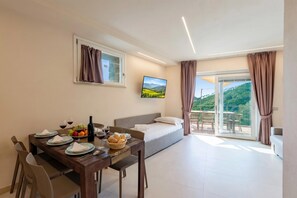 Familjelägenhet - flera sovrum - 2 badrum - intill bergen (Relais Le Torri in Verici Baia) | Vardagsrum | 21-tums smart-tv med kabelkanaler