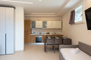 อพาร์ทเมนท์สำหรับครอบครัว, หลายห้องนอน, 2 ห้องน้ำ, ติดภูเขา (Relais Le Torri in Verici Baia) | บริเวณนั่งเล่น | สมาร์ททีวี 21 นิ้ว พร้อมช่องเคเบิล