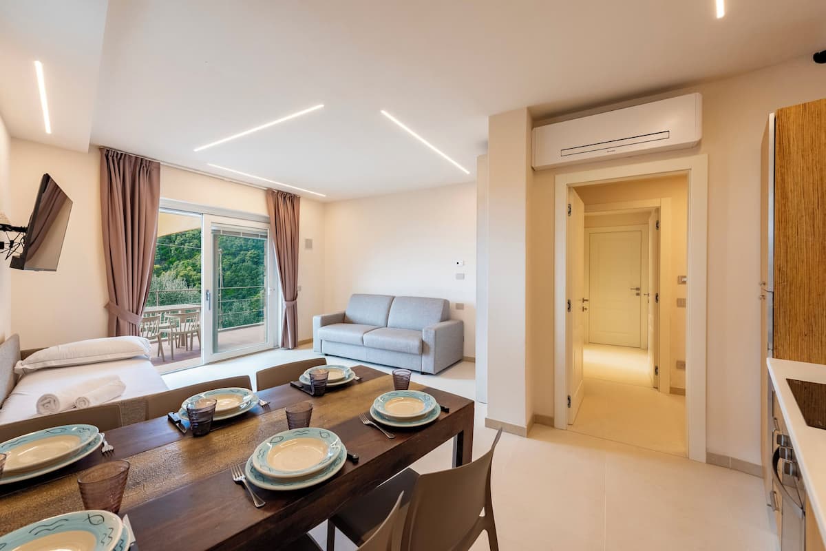 Familieleilighet, 2 soverom, 2 bad, ved fjell (Relais Le Torri in Verici Baia) | Spisestue