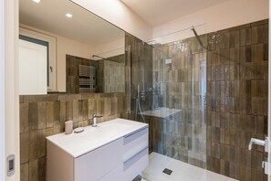 Familienapartment, Mehrere Schlafzimmer, 2 Bäder, Bergseite (Relais Le Torri in Verici Punta) | Badezimmer