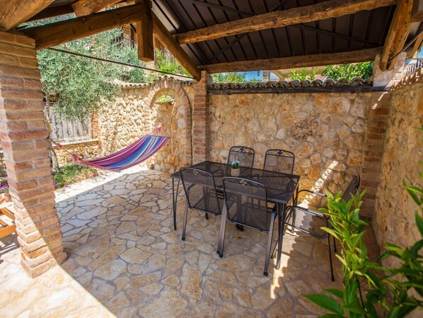 Apartment | Outdoor dining