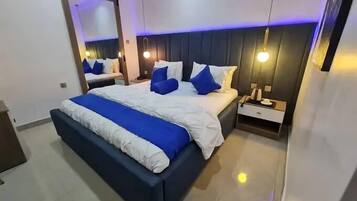 Deluxe-lejlighed - balkon - byudsigt | Pengeskab på værelset, skrivebord, arbejdsområde til bærbare computere