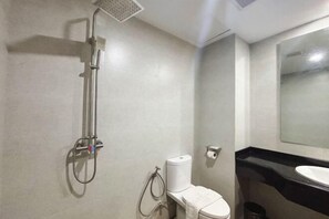 Bathroom - Golden Arrow Hotel (Botataung)