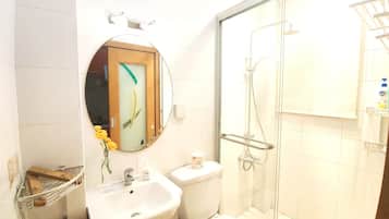 Shower, rainfall showerhead, free toiletries, hair dryer