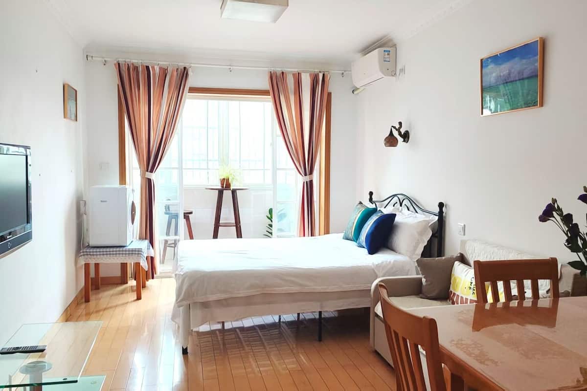 Ropa de cama de alta calidad y escritorio