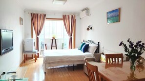 Apartamento conforto, vista para a cidade | Roupas de cama premium, espaço de trabalho para notebook