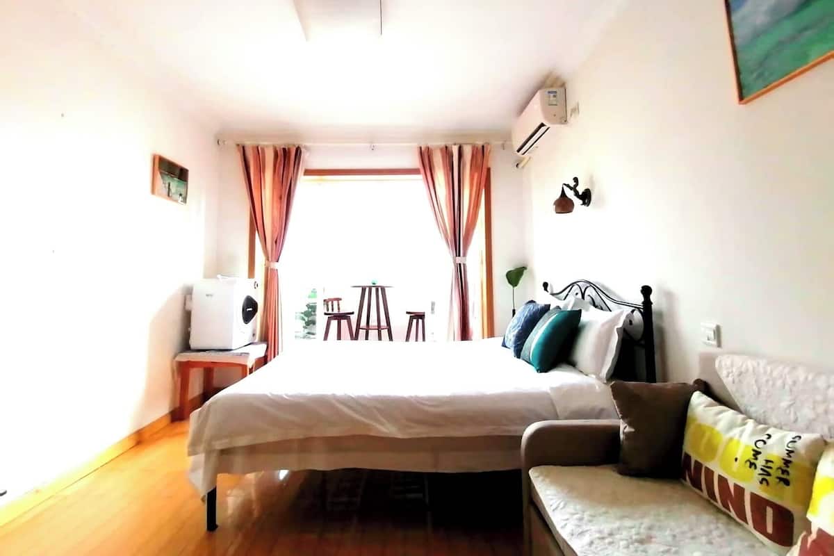 Premium bedding, laptop workspace, blackout curtains, soundproofing