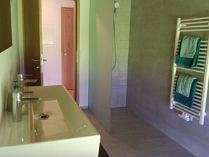 Haartrockner, Handtücher, Seife, Toilettenpapier