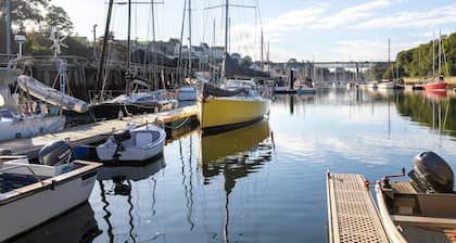 Sailing Boat 'Voilier Pyman - Le Chant Des Voiles' with Sea View and Private Terrace