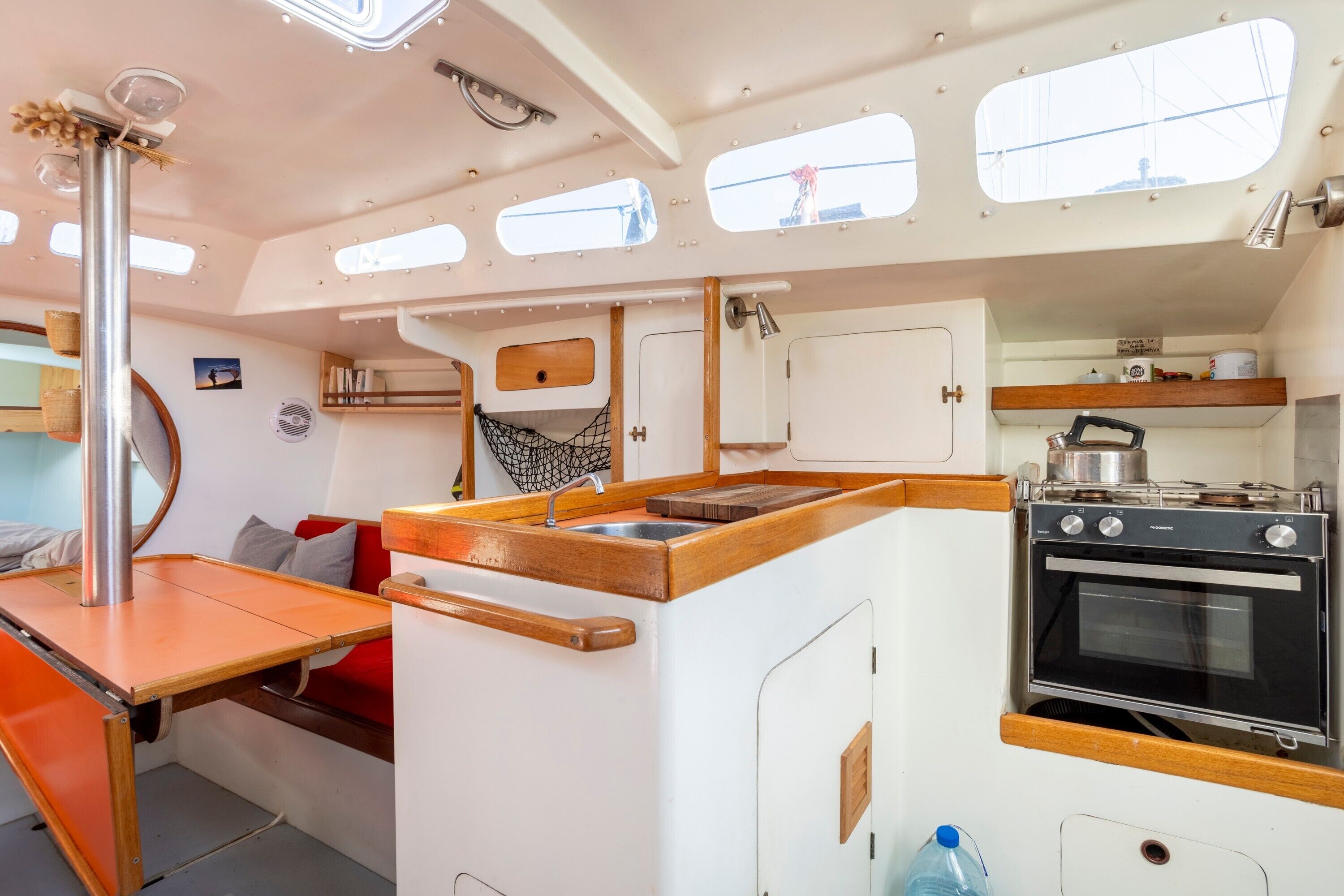 Fridge, oven, stovetop, coffee/tea maker