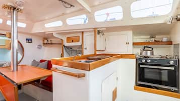 Fridge, oven, stovetop, coffee/tea maker