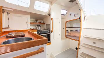 KylskÄp, ugn, spishÀll och kaffe- och tebryggare