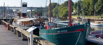 Sailing Boat 'Voilier Pyman - Le Chant Des Voiles' with Sea View and Private Terrace