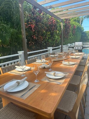 Outdoor dining - Luxury retreat with contemporary design less than 5 minutes walk to the beach (Lower Carlton)