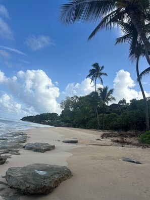 Tæt på stranden, liggestole, badehåndklæder