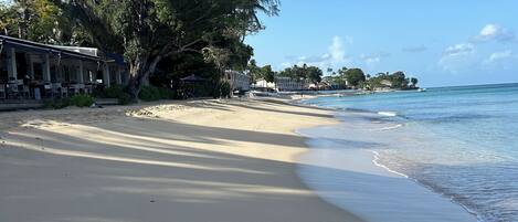 Playa en los alrededores, camastros y toallas de playa